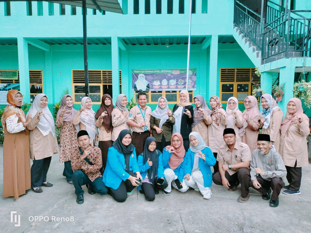 sesi foto bersama guru MI Tarbiyatul Islamiyah. sumber: dokumentasi pribadi