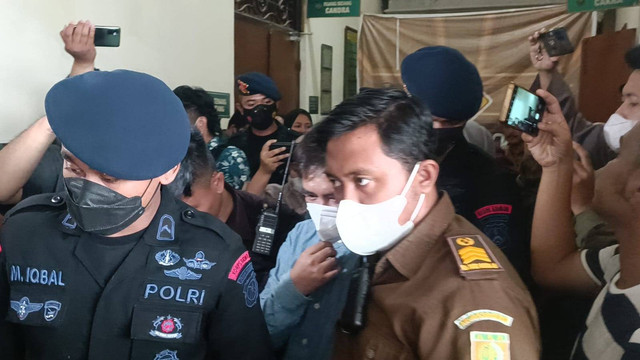 Terdakwa kasus pencabulan Moch Subchi Azal Tsani atau Mas Bechi divonis 7 tahun penjara oleh majelis hakim di PN Surabaya, Kamis (17/11/2022). Foto: Farusma Okta Verdian/kumparan