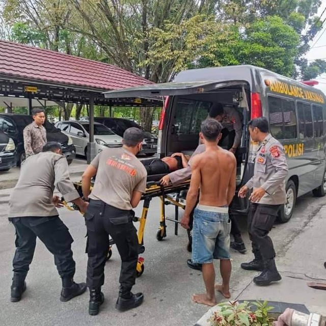 Korban Supriyadi saat dievakuasi oleh polisi usai ditusuk oleh temannya sendiri berinisial BH.