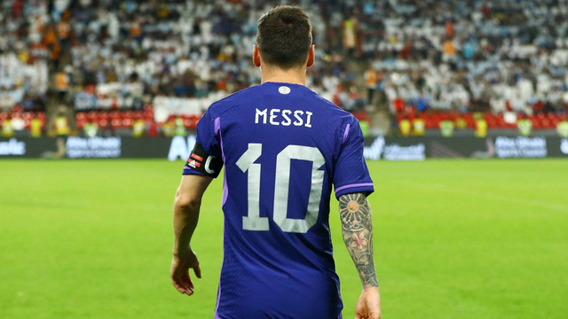 Lionel Messi bersama Timnas Argentina jelang Piala Dunia 2022 di Qatar. Foto: REUTERS/Amr Alfiky