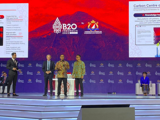 Agung Wicaksono (tengah) sedang berbicara di forum B20 di Bali.