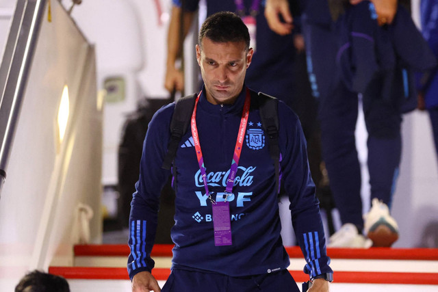 Pelatih Argentina Lionel Scaloni tiba di Bandara Internasional Hamad, Doha, Qatar, untuk Piala Dunia FIFA Qatar 2022, Kamis (17/11/2022). Foto: Hannah McKay/REUTERS