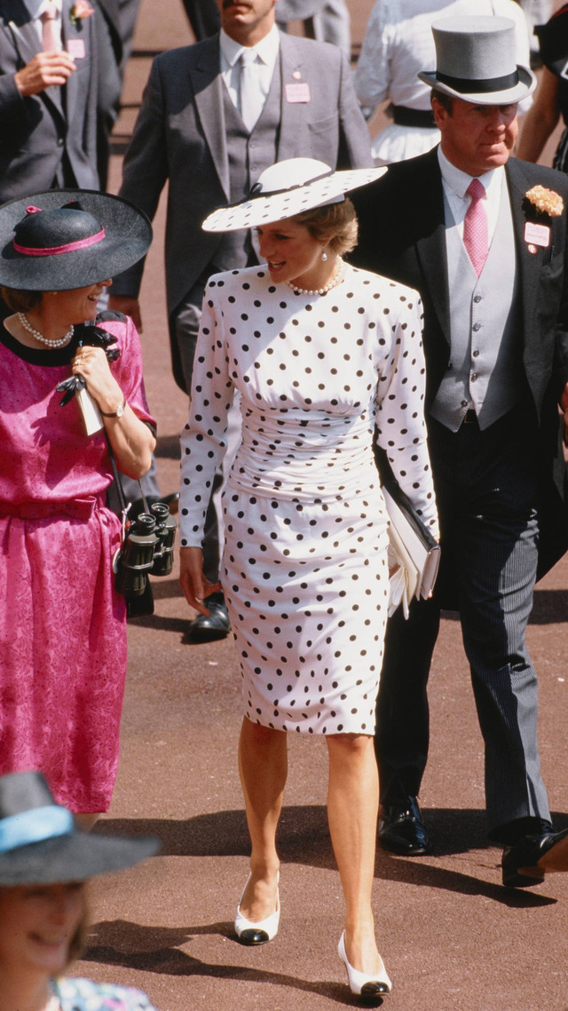 Putri Diana saat menghadiri pertemuan balapan Ascot di Inggris, mengenakan gaun totol hitam putih karya Victor Edelstein dan topi Philip Somerville, Juni 1988. Foto: Jayne Fincher/Princess Diana Archive/Getty Images