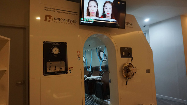 Menjajal terapi oksigen hiperbarik di DH Plastic Surgery. Foto: Nurlaela/kumparan