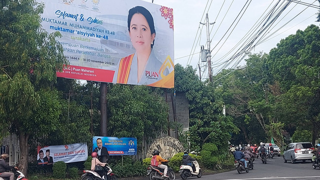 Baliho dukungan dari Ketua DPR RI, Puan Maharani terpasang di Bundaran Baron, Laweyan, Solo. FOTO: Fernando Fitusia