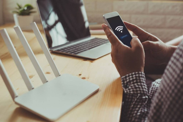 Ilustrasi cara pasang WiFi Stroomnet lewat aplikasi PLN Mobile. Foto: Shutter Stock