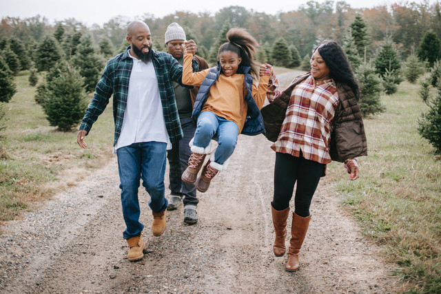 Sumber gambar: Pexels.com/Family Happy