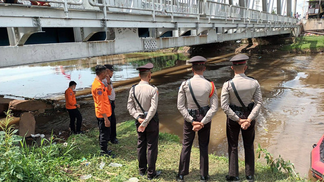 Petugas gabungan sedang melakukan pencarian korban tenggelam di sebuah sungai di Tambora, Jakarta Barat, Jumat (18/11). Foto: Dok. Polsek Tambora