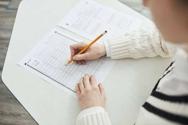 Ilustrasi mengerjakan PJOK kelas 9 bab 5 halaman 146. Foto: Pexels/Andy Barbour