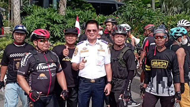 Komunitas Bike to Work bersama Kepala Dinas Perhubungan DKI Jakarta Syafrin Liputo dan Kepala Dinas Bina Marga DKI Jakarta Hari Nugroho di Balai Kota Jakarta. Foto: Fadlan/kumparan