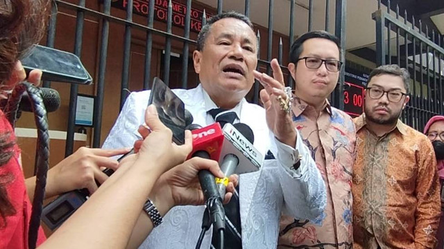 Pengacara Irjen Teddy Minahasa, Hotman Paris Hutapea di Polda Metro Jaya, Jumat (18/11). Foto: Jonathan Devin/kumparan