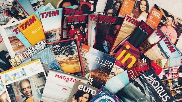 Untuk Komunikasi, Jenis Reklame yang Dilipat Menjadi 3 atau 4 Bagian adalah, Foto Unsplash Mauricio Santos