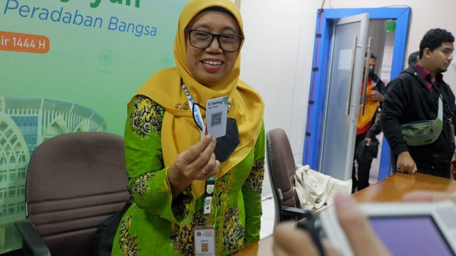 Salmah Orbayyinah Wakil Ketua Panitia Pemilihan 'Aisyiyah dan Tri Hastuti Nur Rochimah, M.Si, Steering Committe Muktamar 'Aisyiyah menunjukkan kartu untuk e-voting dalam Muktamar ke-48 Muhammadiyah dan 'Aisyiyah. Foto: Arfiansyah Panji Purnandaru/kumparan