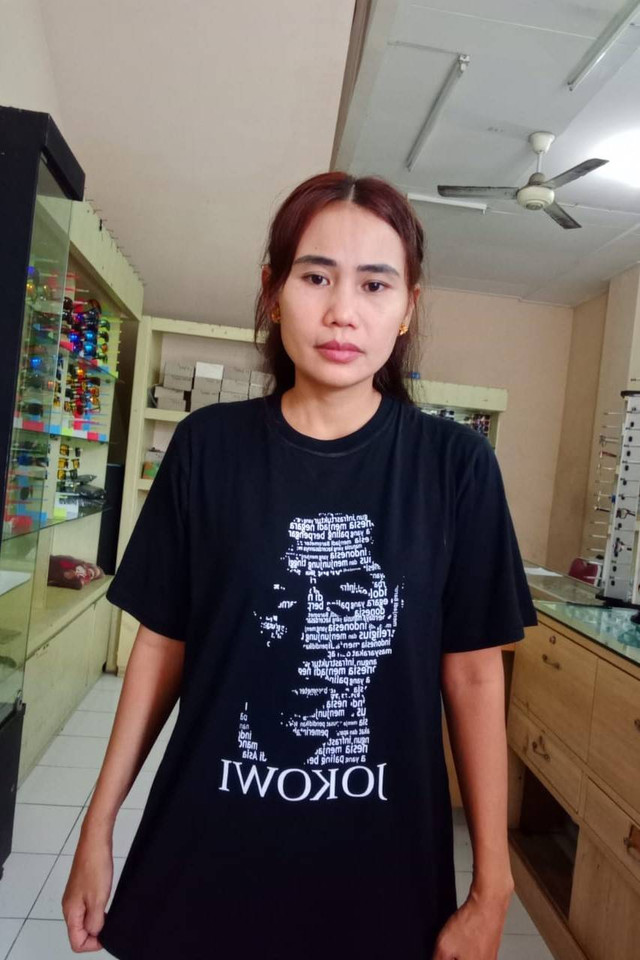 Wahyuni (35) alias Yunita mengenakan pakaian yang diberikan Presiden Jokowi. Foto: Dok. Istimewa