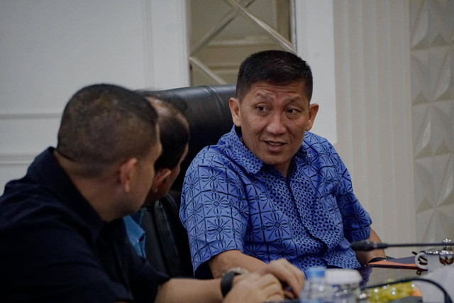 Dirut LIB Ferry Paulus dan Komisaris Utama LIB Juni Rahman. Foto: Jamal Ramadhan/kumparan