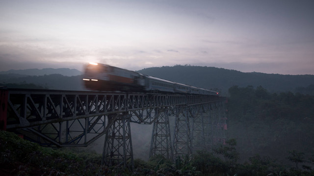 Ilustrasi jembatan kereta api terpanjang di Indonesia. Foto: Stephen Owen Hizkia/Shutterstock