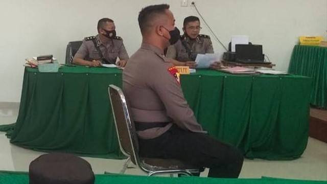 Briptu D, Polisi yang diduga terima suap dari Casis Polri Rp 4 miliar jalani sidang kode etik di ruang Sidang Kode Etik Bidang Propam Gedung C Lantai IV Polda Sulteng, Selasa (8/11). Foto: Istimewa