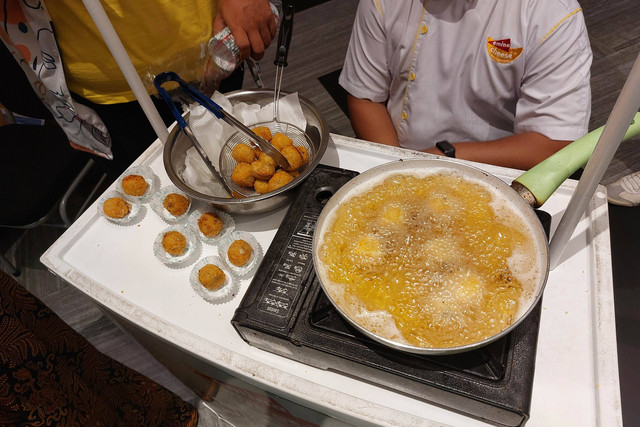 Demo masak brulee bomb dalam acara Grand Launching Emina Cheese Mozza di Luminor Hotel, Jakarta Barat, Rabu (16/11/2022). Foto: Aniesa Rahmania PD/kumparan