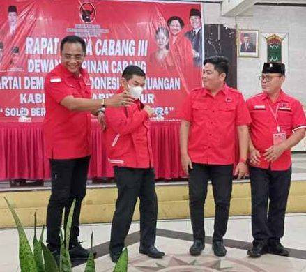 Bupati Barito Timur Ampera AY Mebas saat usai mengenakan jaket PDIP.