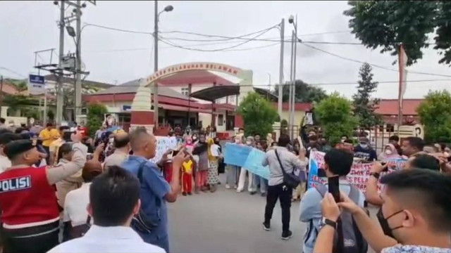 Terduga keluarga bandar narkoba yang ditembak mati polisi demo di Polres Pelabuhan Belawan. Foto: Dok. Istimewa