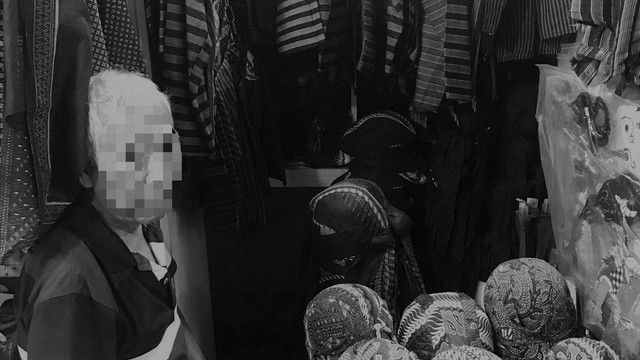 Pak B (bukan inisial), pedagang barang tradisional di Teras Malioboro 2, Rabu (02/11/2022) Sumber: Dokumentasi Pribadi