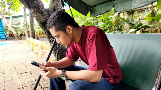 Ilustrasi mencoba aplikasi MiChat. Foto: kumparan