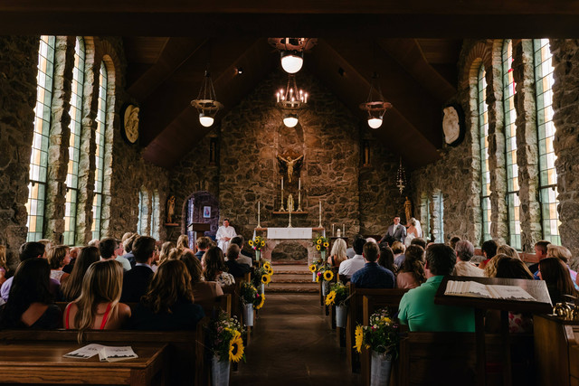 Ucapan pernikahan Katolik, Foto: Unsplash/Josh Applegate.