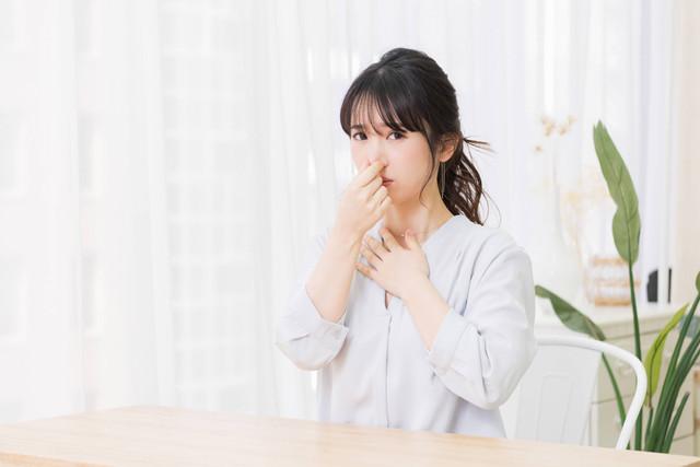 Ilustrasi perempuan bau badan. Foto: Shutterstock