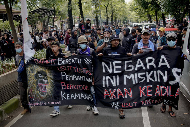Massa  melakukan unjuk rasa saat mengantar keluarga korban menyampaikan laporan kasus penganiayaan dalam Tragedi Kanjuruhan di Mabes Polri, Jakarta, Sabtu (19/11/2022). Foto: Jamal Ramadhan/kumparan