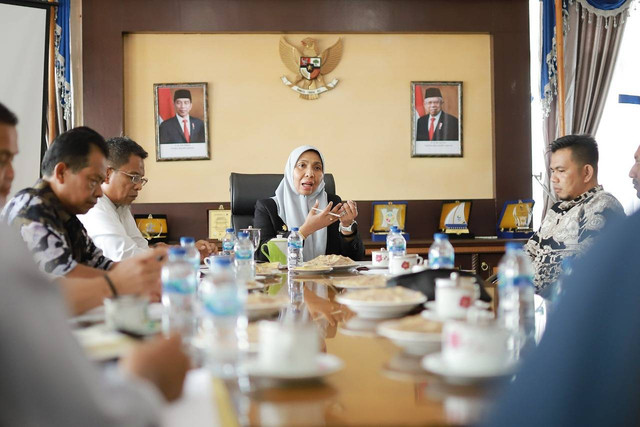 Pj Bupati Nagan Raya Fitriany Farhas memimpin rapat dengan pimpinan atau pengelola SPBU terkait penyebab terjadinya antrean panjang pengisian BBM. Foto: Dok. Pemkab Nagan Raya