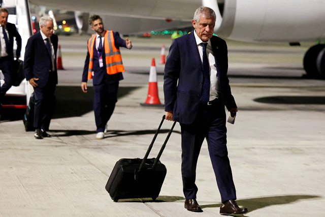 Pelatih Portugal Fernando Santos tiba Bandara Internasional Hamad, Doha, Qatar, Jumat (18/11/2022), untuk Piala Dunia FIFA Qatar 2022. Foto: Molly Darlington/REUTERS