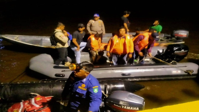 Proses pencarian warga Lampung yang terjun ke Perairan Selat Bengkalis, Riau. (Dok. SAR)