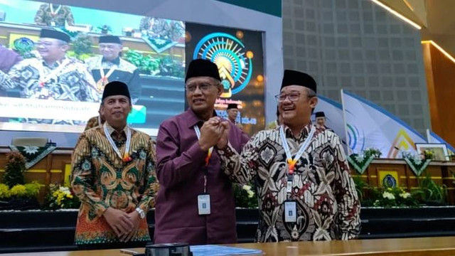 Haedar Nashir dan Abdul Mu'ti kembali menjadi Ketua Umum dan Sekretaris Umum PP Muhammadiyah periode 2022-2027. Foto: Arfiansyah Panji Purnandaru/kumparan