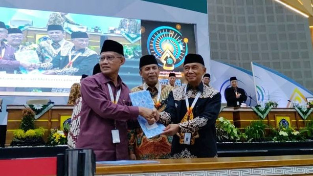 Haedar Nashir dan Abdul Mu'ti kembali menjadi Ketua Umum dan Sekretaris Umum PP Muhammadiyah periode 2022-2027. Foto: Arfiansyah Panji Purnandaru/kumparan