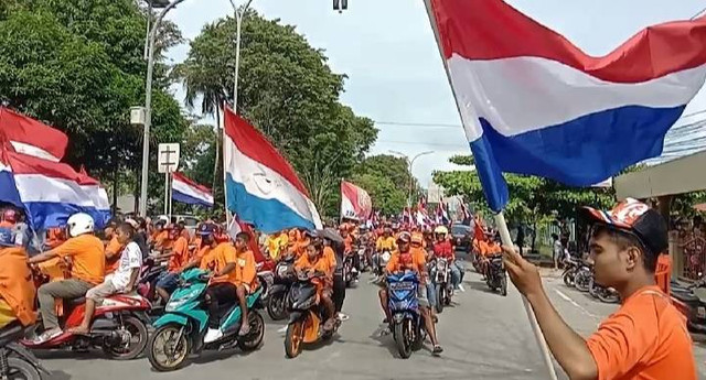 Ribuan fans tim Belanda di kota Sorong konvoi memadati jalan utama. Foto Wim Makatita/BalleoNEWS