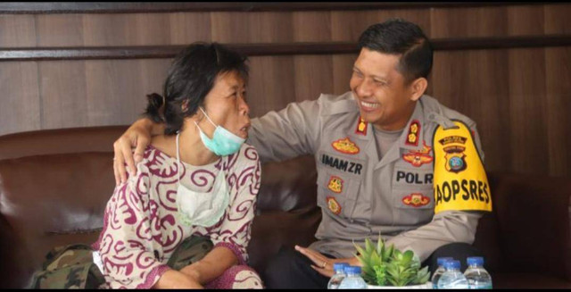 Kapolres Tapsel AKBP Zamroni saat berbincang dengan nenek yang viral ditendang pelajar. Foto: Dok. Istimewa