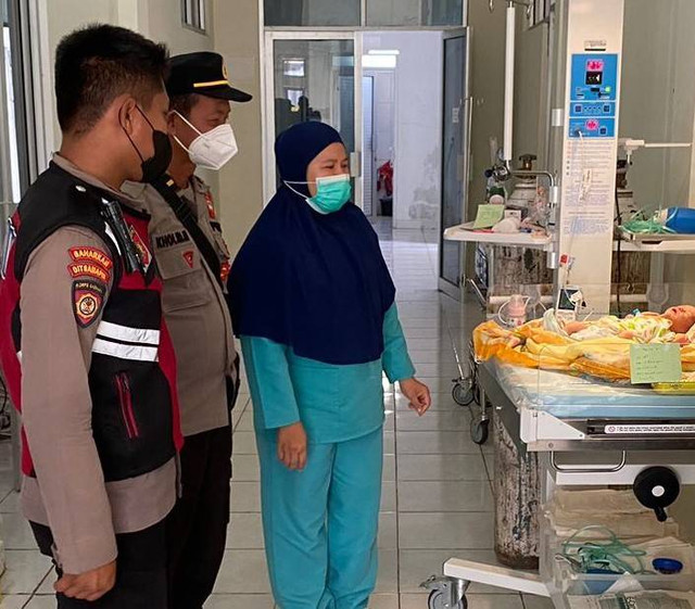 Bayi yang dibuang oleh orang tuanya saat dirawat di RSUD Tamiang Layang, Barito Timur. (FOTO: Dokumen Polisi).