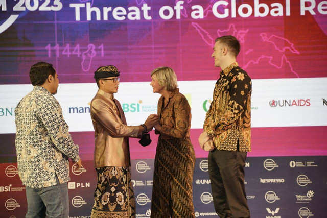 Country Director World Bank for Indonesia and Timor Leste Satu Kahkonen (kedua dari kanan) bersama Menteri Pariwisata dan Ekonomi Kreatif Sandiaga Uno (kedua dari kiri) di Tempo Economic Forum.  Foto: Tempo Economic Forum