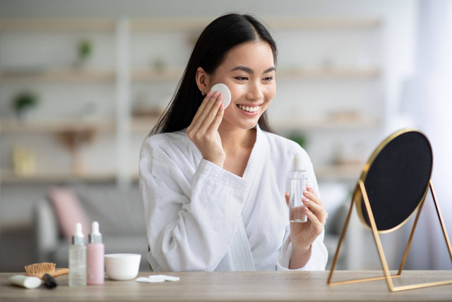 Makeup harus segera dihapus dari wajah agar tidak menimbulkan masalah serius pada kulit. Foto: Shutterstock