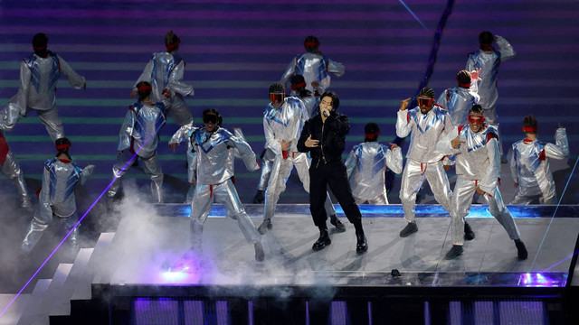 Penyanyi Jungkook tampil selama upacara pembukaan Piala Dunia FIFA Qatar 2022 di Stadion Al Bayt, Al Khor, Qatar, Minggu (20/11/2022). Foto: Molly Darlington/REUTERS