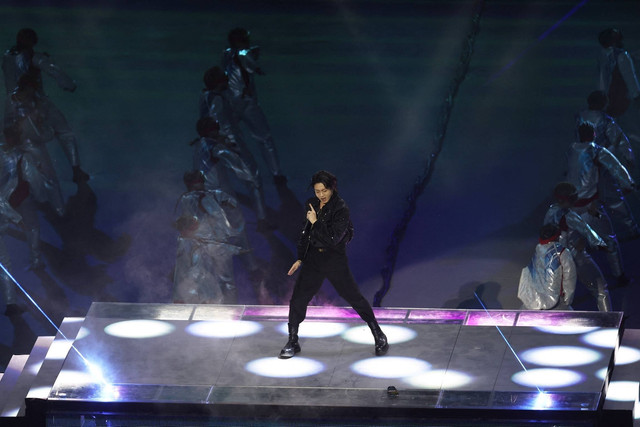 Penyanyi Jungkook tampil selama upacara pembukaan Piala Dunia FIFA Qatar 2022 di Stadion Al Bayt, Al Khor, Qatar, Minggu (20/11/2022). Foto: Molly Darlington/REUTERS