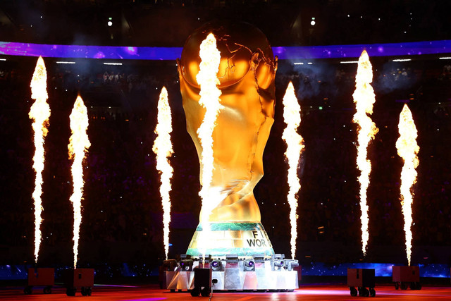 Replika trofi Piala Dunia raksasa di dalam stadion sebelum pertandingan Qatar vs Ekuador di Stadion Al Bayt, Al Khor, Qatar, Minggu (20/11/2022). Foto: Kai Pfaffenbach/REUTERS