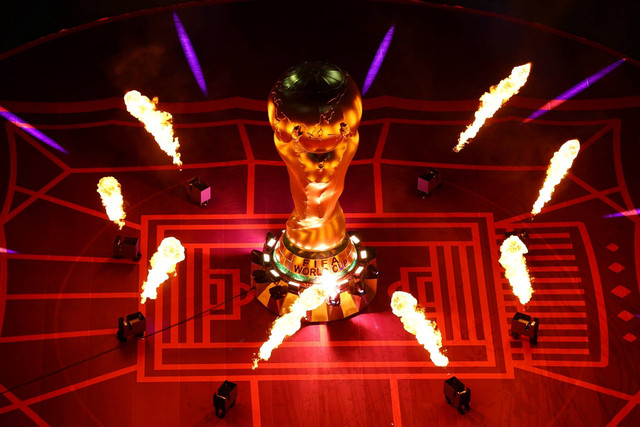 Replika trofi Piala Dunia raksasa di dalam stadion sebelum pertandingan Qatar vs Ekuador di Stadion Al Bayt, Al Khor, Qatar, Minggu (20/11/2022). Foto: Fabrizio Bensch/REUTERS