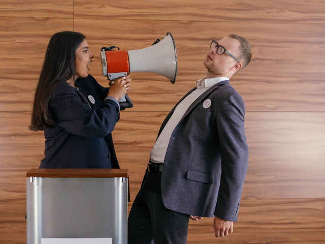 Ilustrasi arti interupsi dalam debat. Sumber: www.pexels.com.