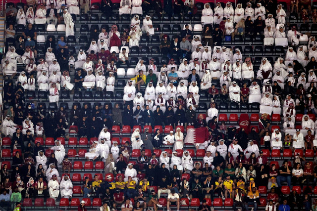 Suasana para penggemar di tribun saat pertandingan Qatar vs Ekuador di Stadion Al Bayt, Al Khor, Qatar, Minggu (20/11/2022). Foto: Amr Abdallah Dalsh/REUTERS