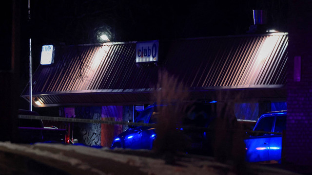 Suasana di klub malam gay Club Q, lokasi penembakan massal di Colorado Springs, Colorado, AS, Minggu (20/11/2022). Foto: Kevin Mohatt/REUTERS