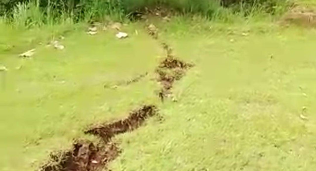 Tanah terbelah di Gunungkidul. Foto: Tugu Jogja