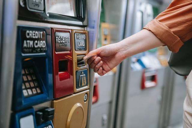 Ilustrasi tarik tunai BSI di ATM Mandiri. Foto: Pexels
