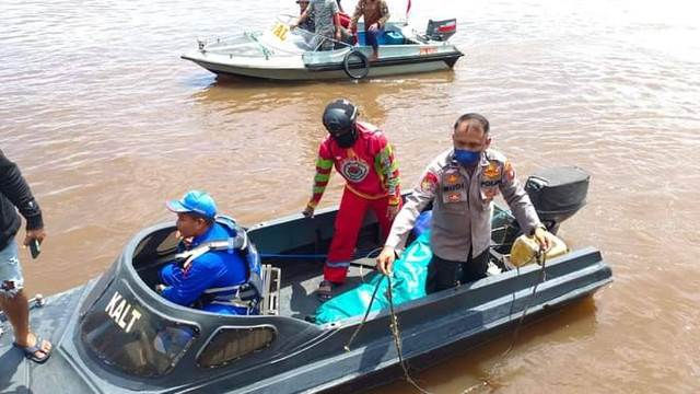 Anggota Polres Kapuas saat melakukan evakuasi terhadap korban tenggelam yang ditemukan di DAS Kapuas, Minggu (20/11).