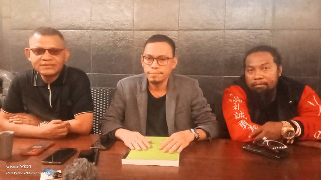 Tim kuasa hukum Yakob Kareth, Yosep Titirlolobi, S.H, Muhammad Husni Sether, SH, dan Faudin Wainsaf, SH. Foto Wim Makatita/BalleoNEWS